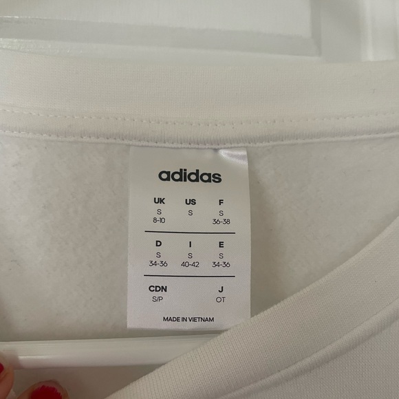 💙Women’s Adidas top/crewneck NEVER WORN - Picture 2 of 3